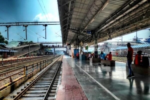 चालून थकाल पण प्लॅटफॉर्म संपणार नाही, जगातील सर्वात लांब 10 स्टेशन