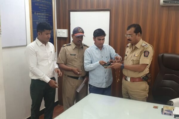 Nashik : ॲम्ब्युलन्स चालकाच्या प्रामाणिकपणाचं होतंय सर्वत्र कौतुक; नेमकं कारण काय, ते जाणून घ्या
