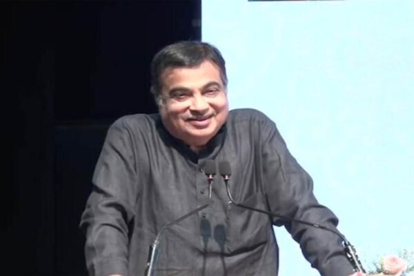 2-4 नाही तर 15 रुपयांनी पेट्रोल कमी होणार, नितीन गडकरींचं मोठं वक्तव्य