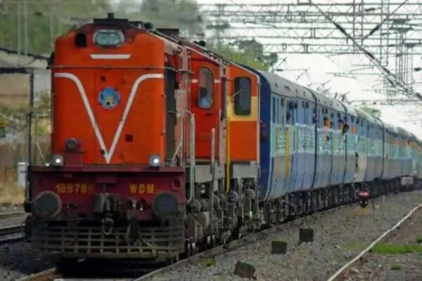 कोकणातून मुंबईकडे येणारी रेल्वेगाडी सीएसएमटीऐवजी ठाण्यापर्यंत धावणार, ३० एप्रिलपर्यंत प्रवाशांचे हाल
